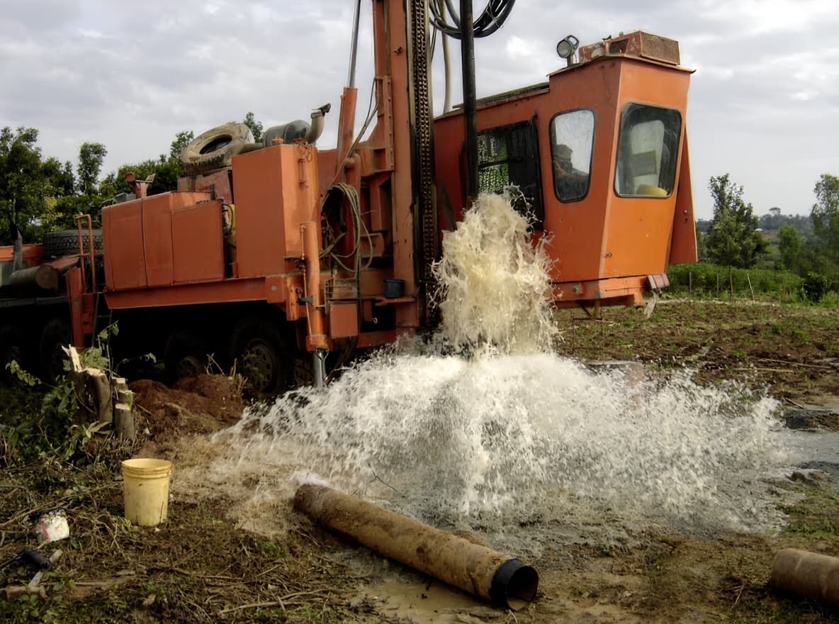 Drilling rig hitting water at Yogo